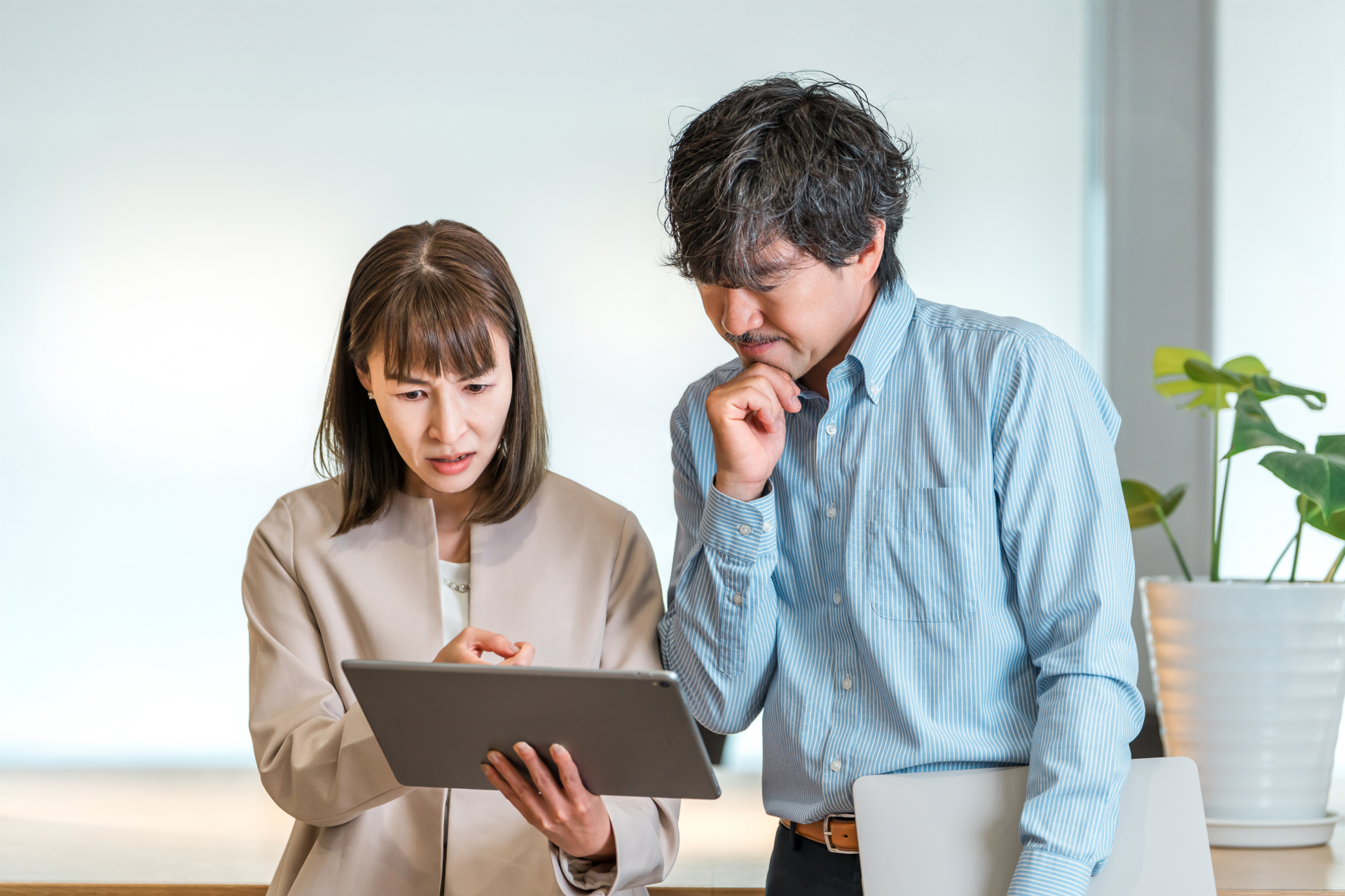 悩んでいる人物